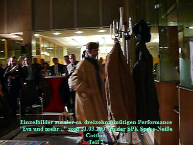 Einzelbilder aus der ca. dreizehnmintigen Performance
