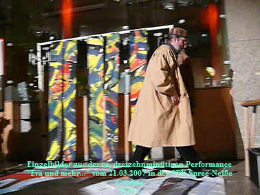 Einzelbilder aus der ca. dreizehnmintigen Performance
