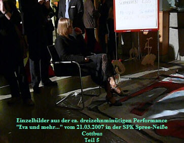 Einzelbilder aus der ca. dreizehnmintigen Performance
